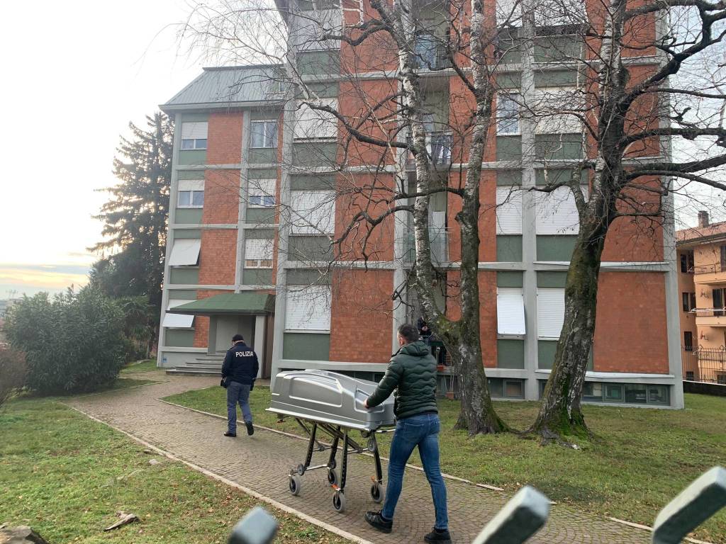 donna cade quarto piano varese
