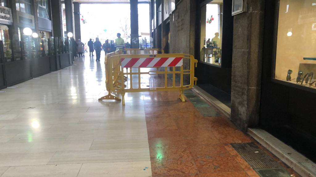 Galleria del centro e piazza San Magno a Legnano, transenne per lavori in corso