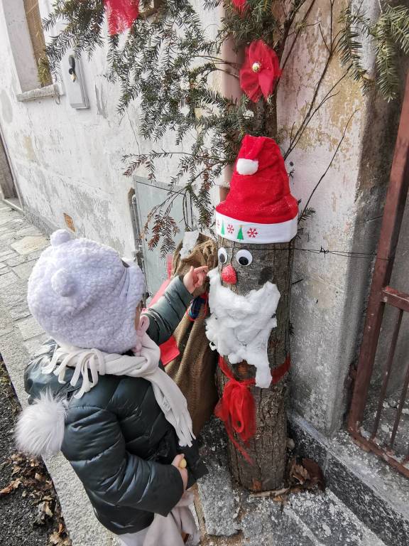 Il borgo di Graglio colorato da ventitré Babbi Natale 