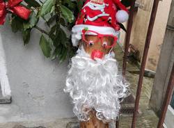 Il borgo di Graglio colorato da ventitré Babbi Natale 
