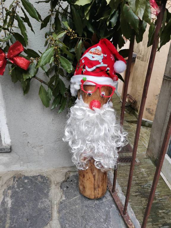 Il borgo di Graglio colorato da ventitré Babbi Natale 
