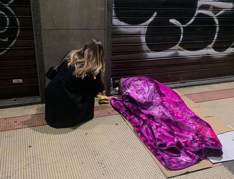 Il pizzaiolo legnanese Raffaele Sceral a Milano per donare un centinaio di panini agli homeless
