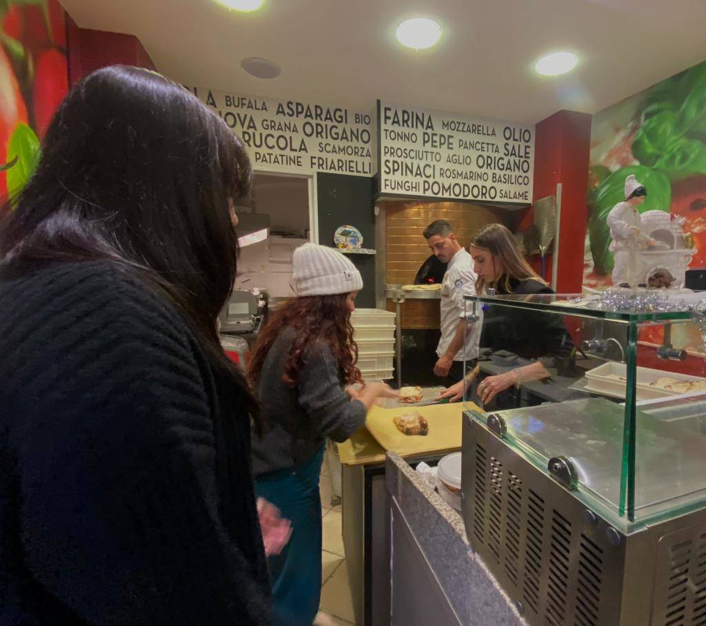 Il pizzaiolo legnanese Raffaele Sceral a Milano per donare un centinaio di panini agli homeless