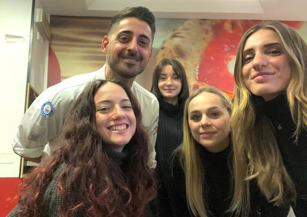 Il pizzaiolo legnanese Raffaele Sceral a Milano per donare un centinaio di panini agli homeless