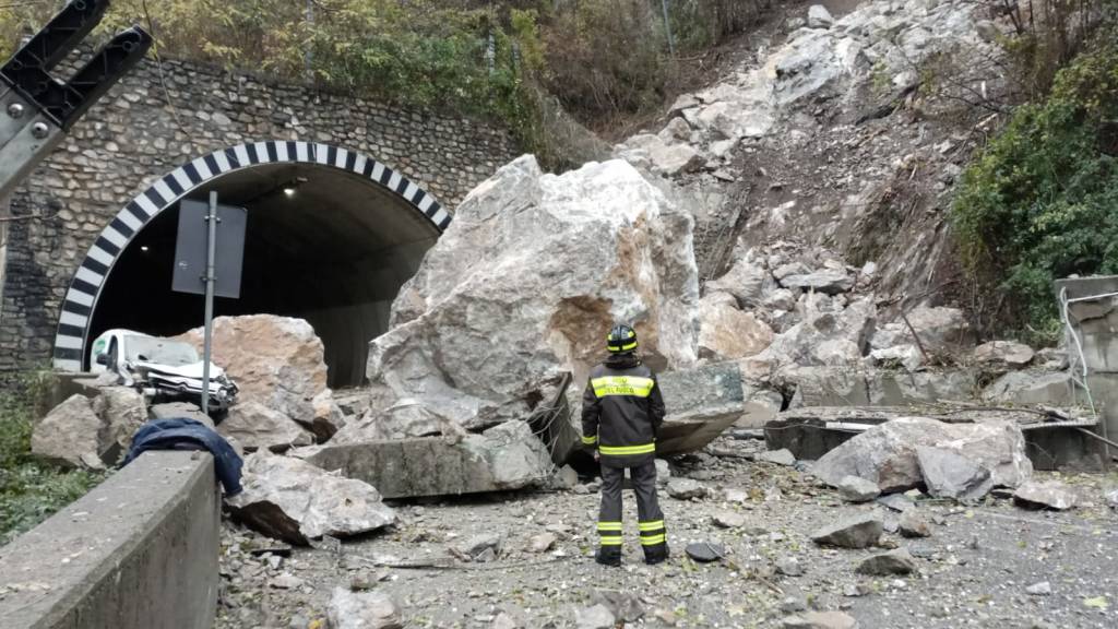 Massi sulla statale in Valsassina