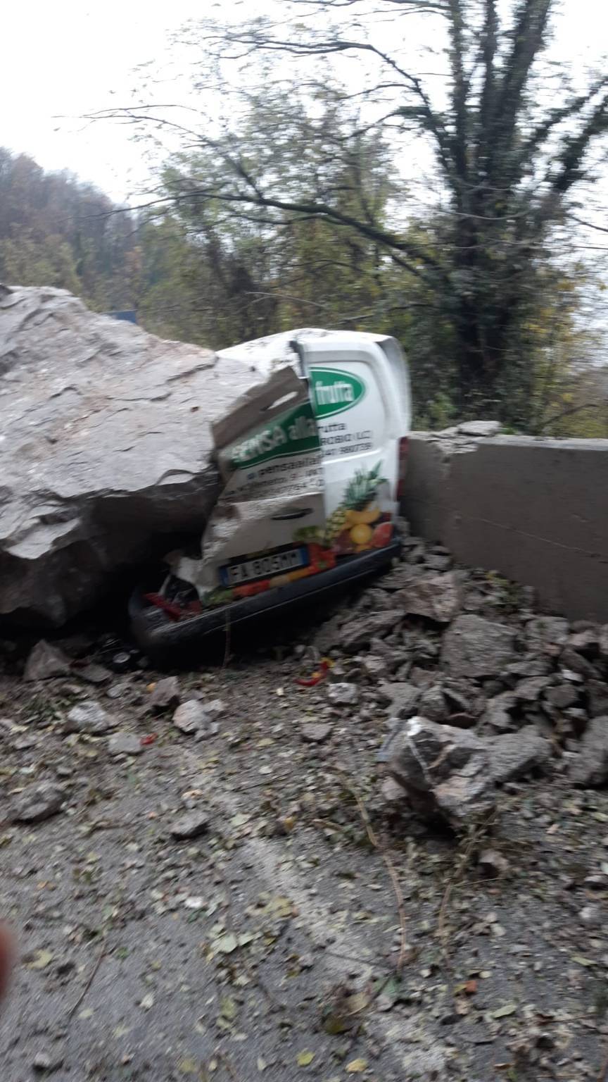 Massi sulla statale in Valsassina