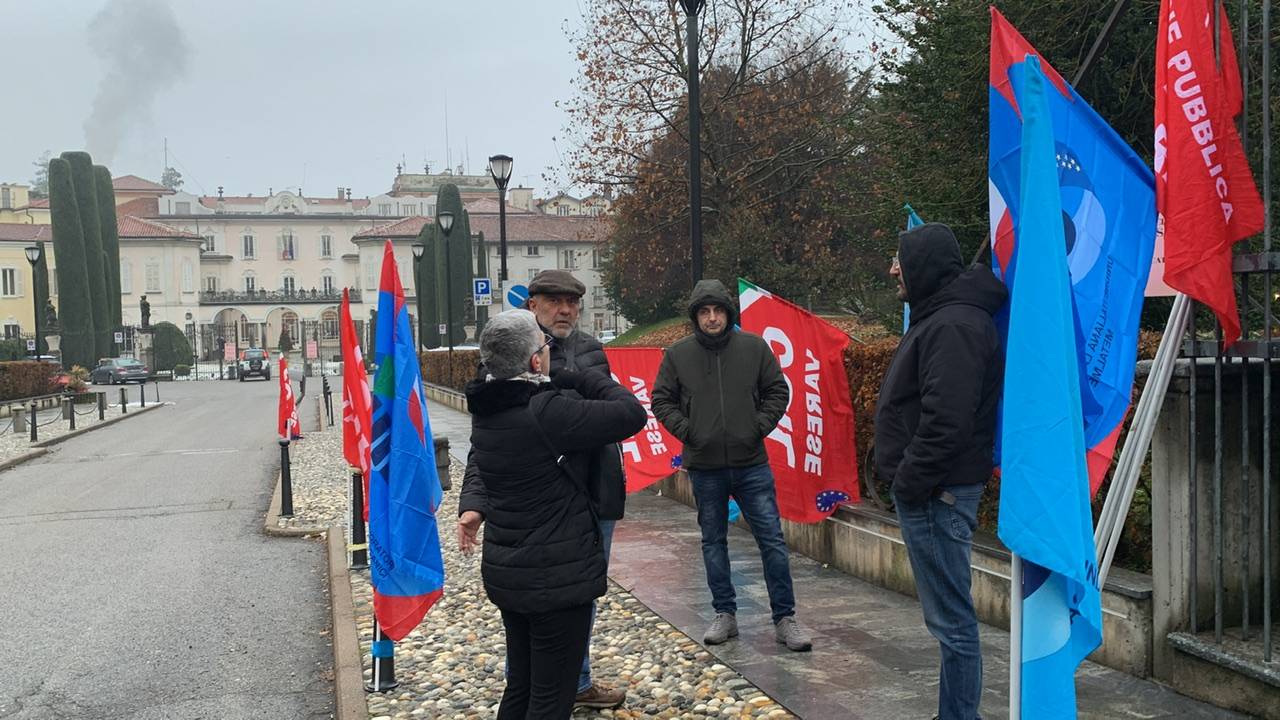 Presidio a Varese per lo sciopero generale 