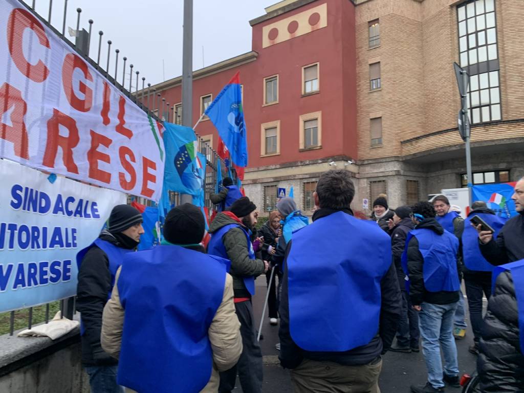 Presidio a Varese per lo sciopero generale 
