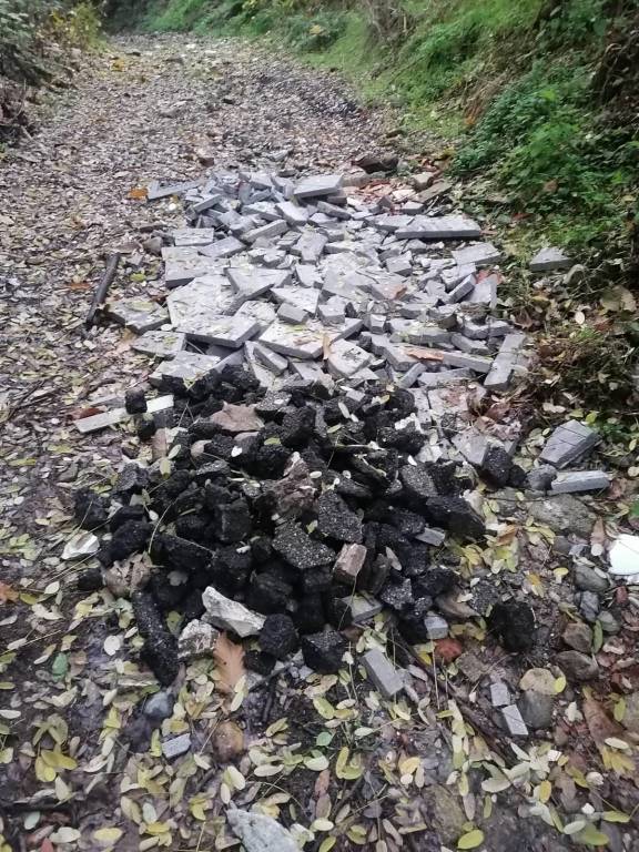 rifiuti vicino alla chiesa di santo stefano a Bizzozero