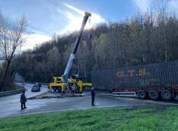 Rimosso il tir ribaltato a Caravate