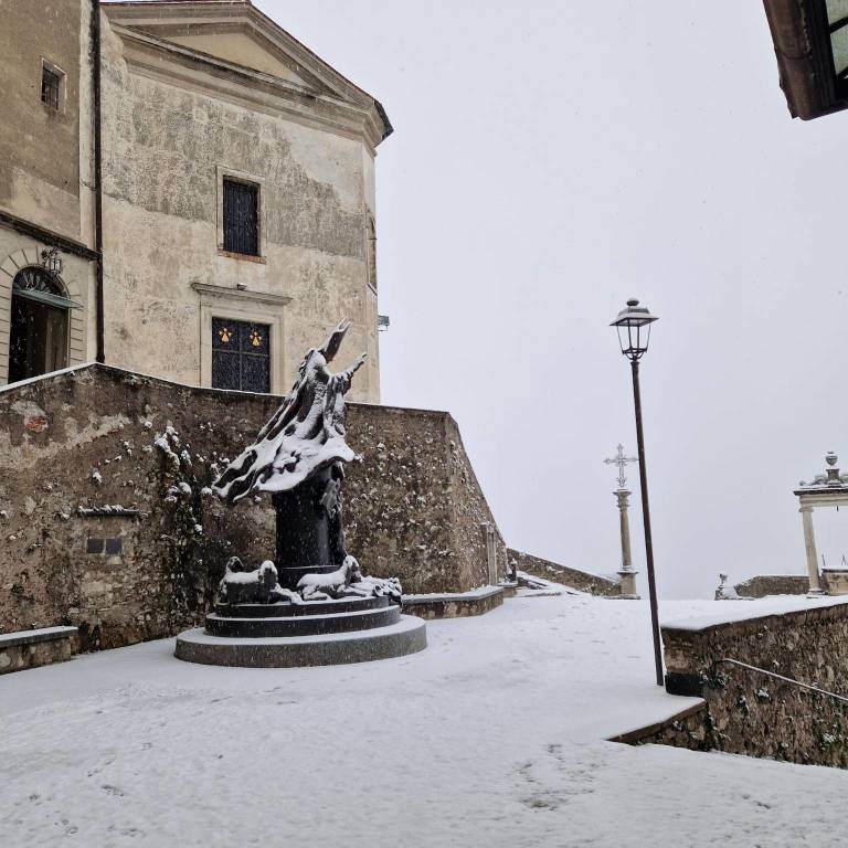 Risveglio con la neve al Sacro Monte