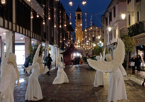 Tra angeli danzanti, spettacoli burattini e il trenino per le vie del centro. Si anima il fine settimana di Saronno