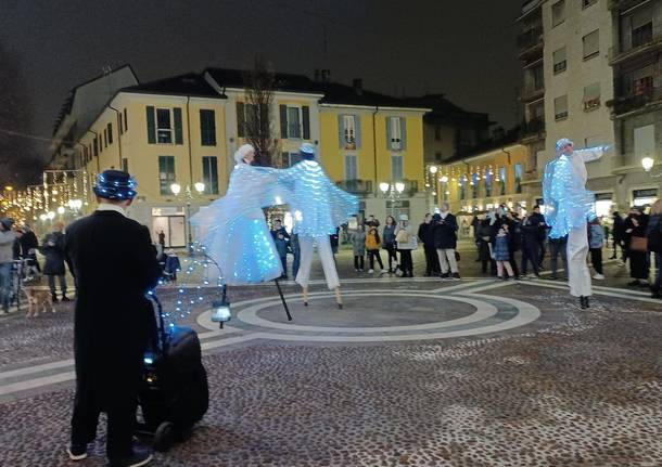 Trampolieri itineranti e auguri di Sindaco e Giunta. L'ultimo weekend a Saronno prima del Natale 