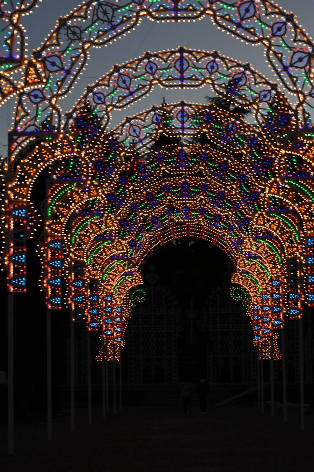 Ultime prove per le luci di Natale ai Giardini Estensi