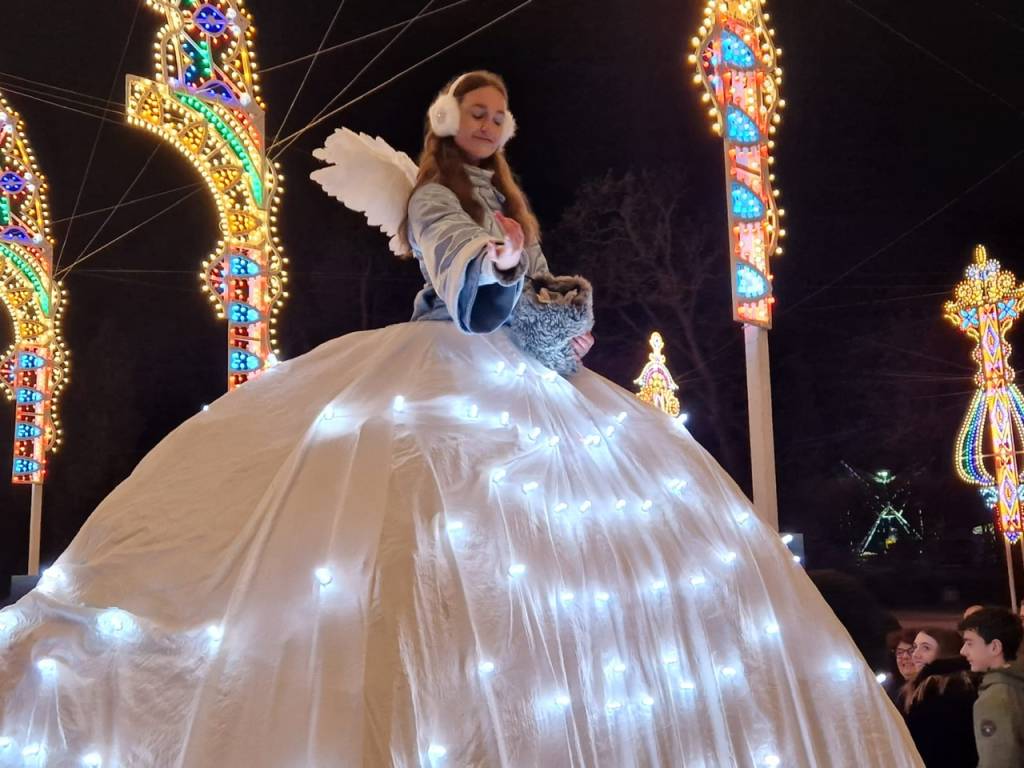 Un Angelo di Natale sotto gli archi di luce dei giardini estensi 