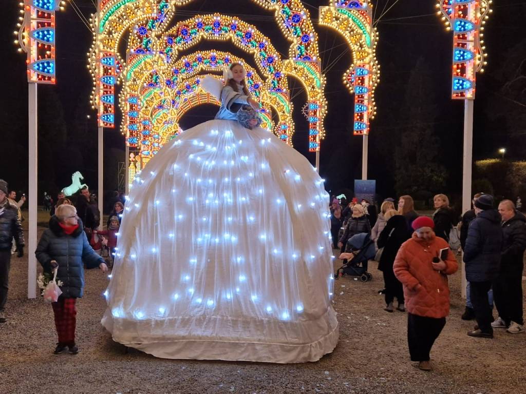 Un Angelo di Natale sotto gli archi di luce dei giardini estensi 