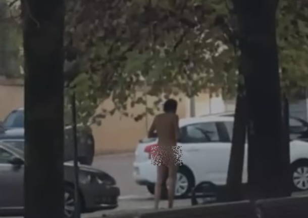 Uomo nudo a Busto Garolfo 
