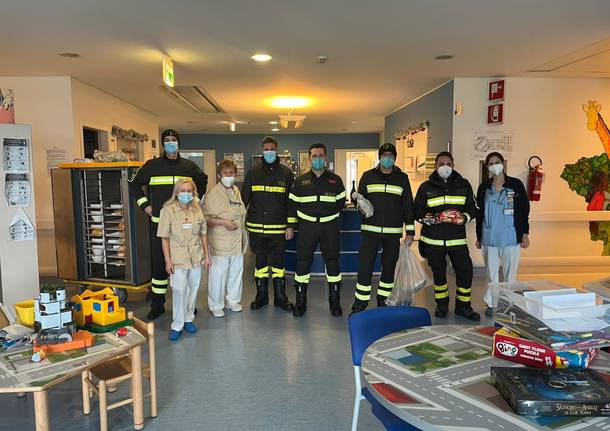 Vigili del Fuoco in visita nelle pediatrie di Legnano e Magenta 