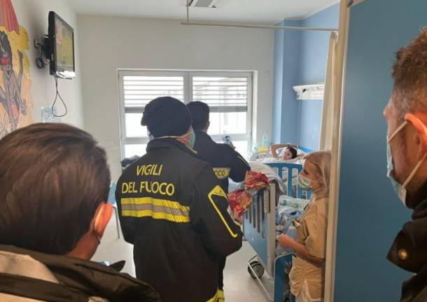 Vigili del Fuoco in festa nelle pediatrie di Legnano e Magenta