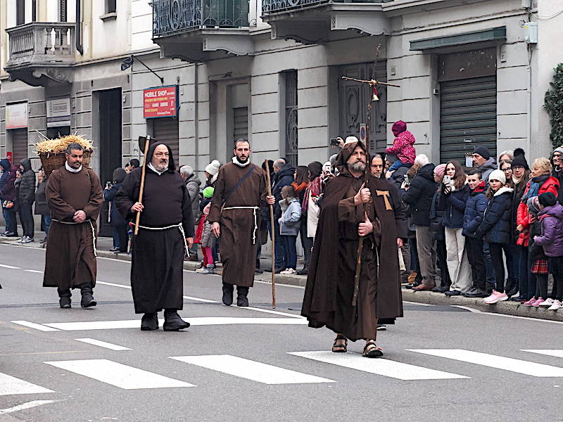 A Saronno sfilano in 500 per la rievocazione storica di Sant'Antonio
