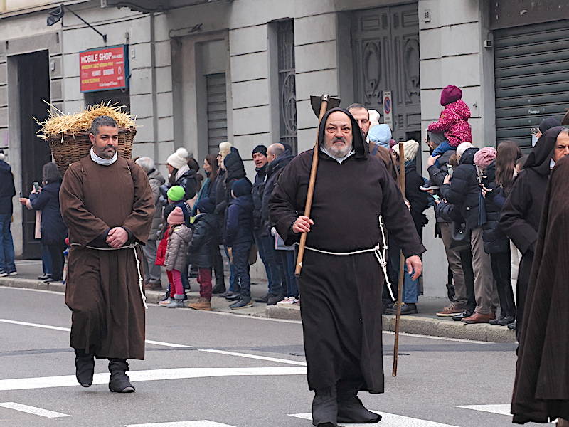 A Saronno sfilano in 500 per la rievocazione storica di Sant'Antonio