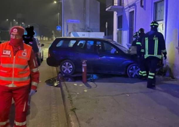 Auto abbate la porta di una casa a Parabiago