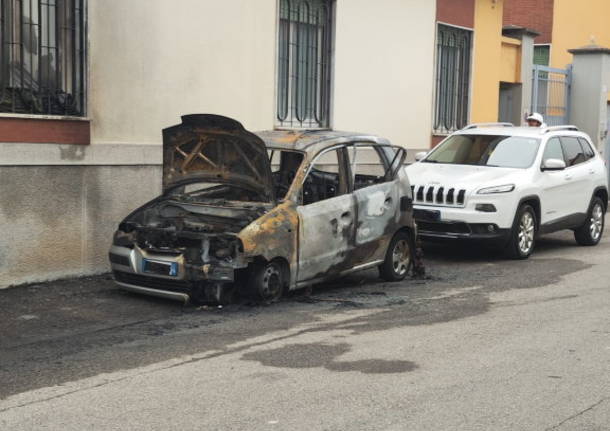 auto incendiata