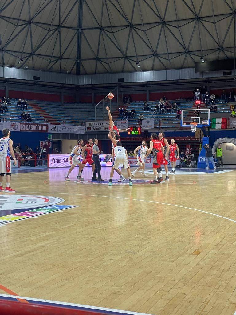 Basket: sfida tra Legnano e Montecatini 