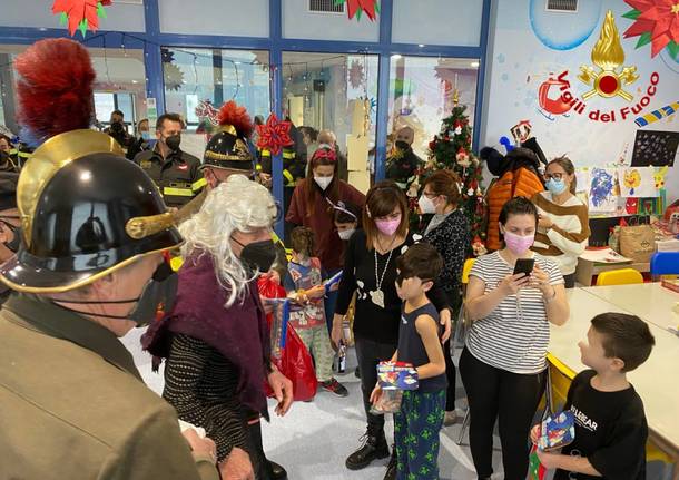 La Befana dei Vigili del fuoco di Varese all’Ospedale Del Ponte