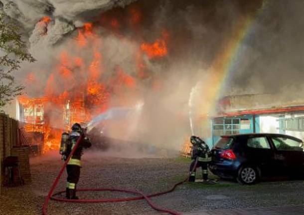 Brucia un'ex autofficina. Grande dispiegamento di mezzi dei vigili del fuoco a Lissone