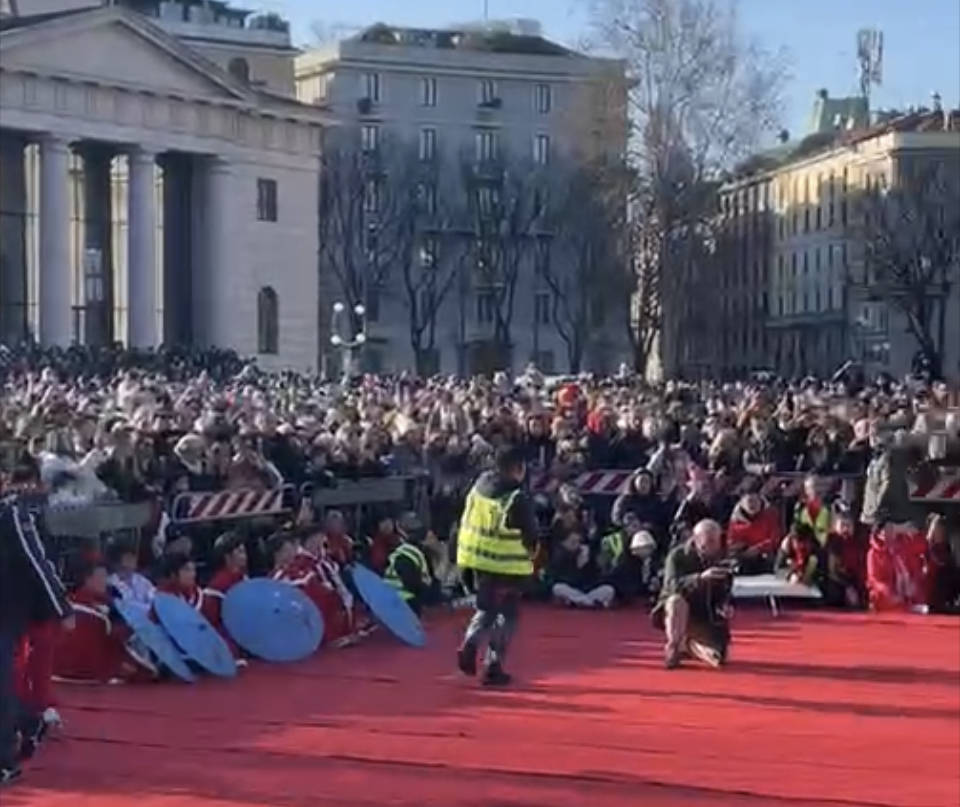 "Buon anno del coniglio a tutti", l'augurio dall'Arco della Pace di Milano 