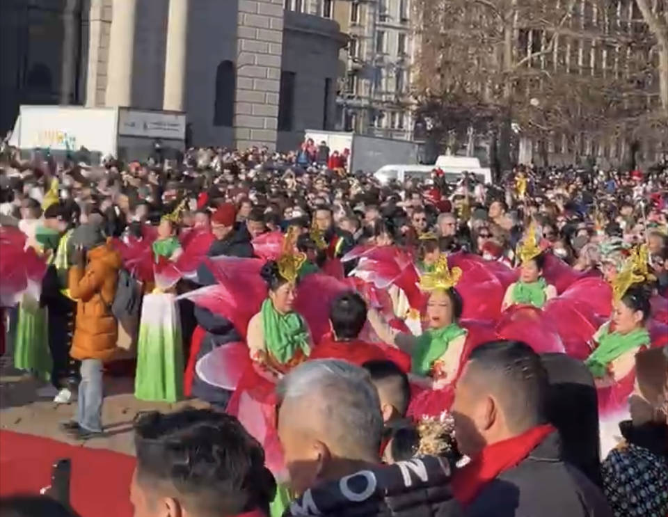 "Buon anno del coniglio a tutti", l'augurio dall'Arco della Pace di Milano 