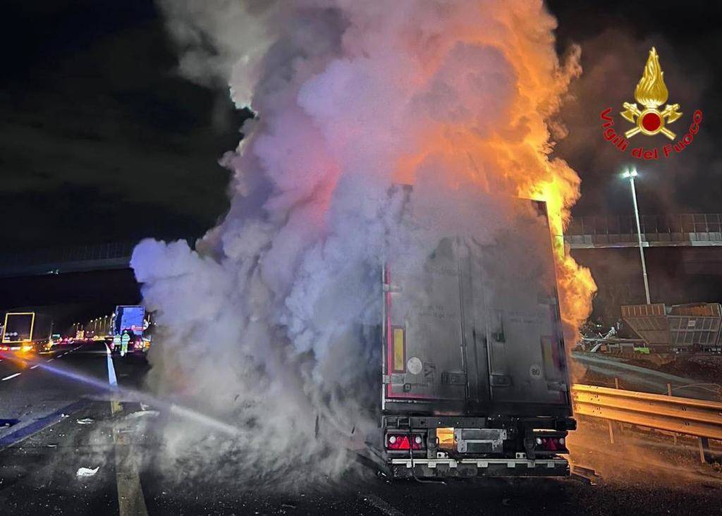 Camion di farina in fiamme sull'A8 a Origgio