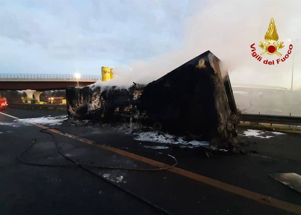 Camion di farina in fiamme sull'A8 a Origgio