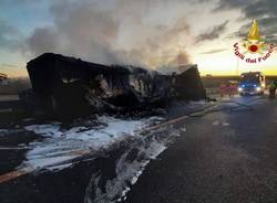 Camion di farina in fiamme sull'A8 a Origgio