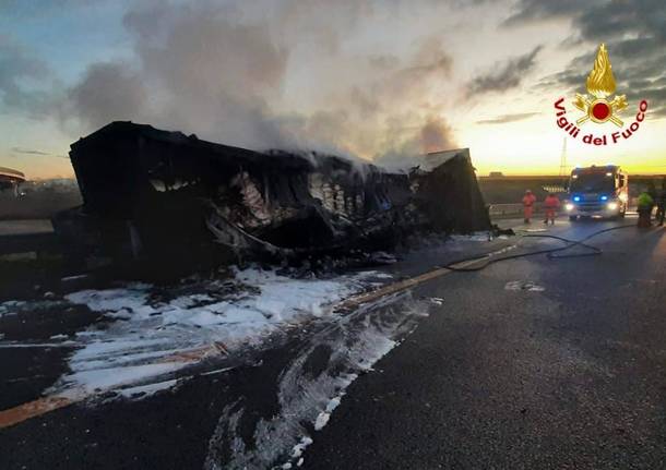 Camion di farina in fiamme sull'A8 a Origgio