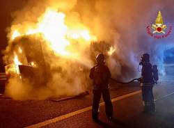 Camion di farina in fiamme sull'A8 a Origgio