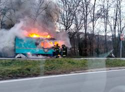 Camioncino in fiamme in viale Belforte a Varese