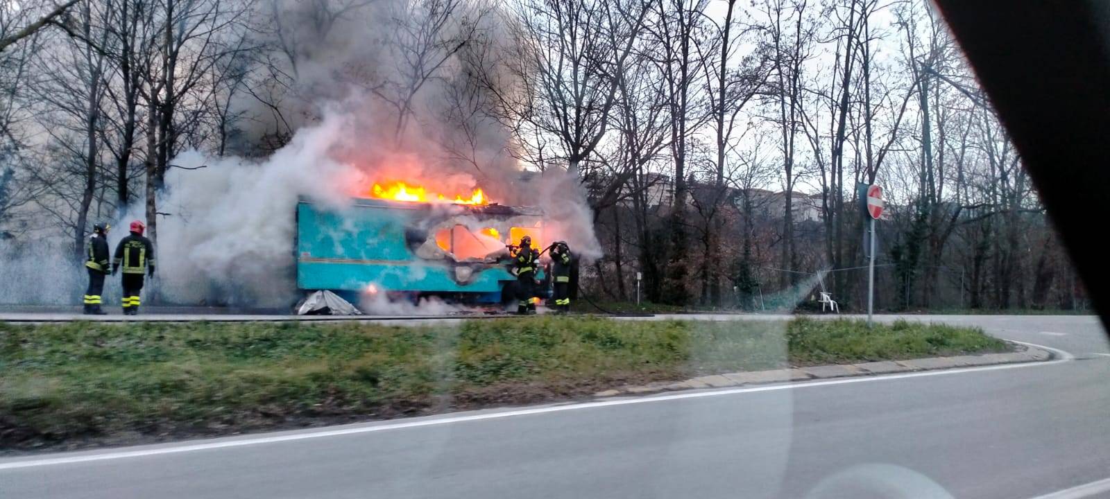 Camioncino in fiamme in viale Belforte a Varese