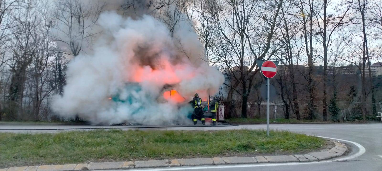 Camioncino in fiamme in viale Belforte a Varese
