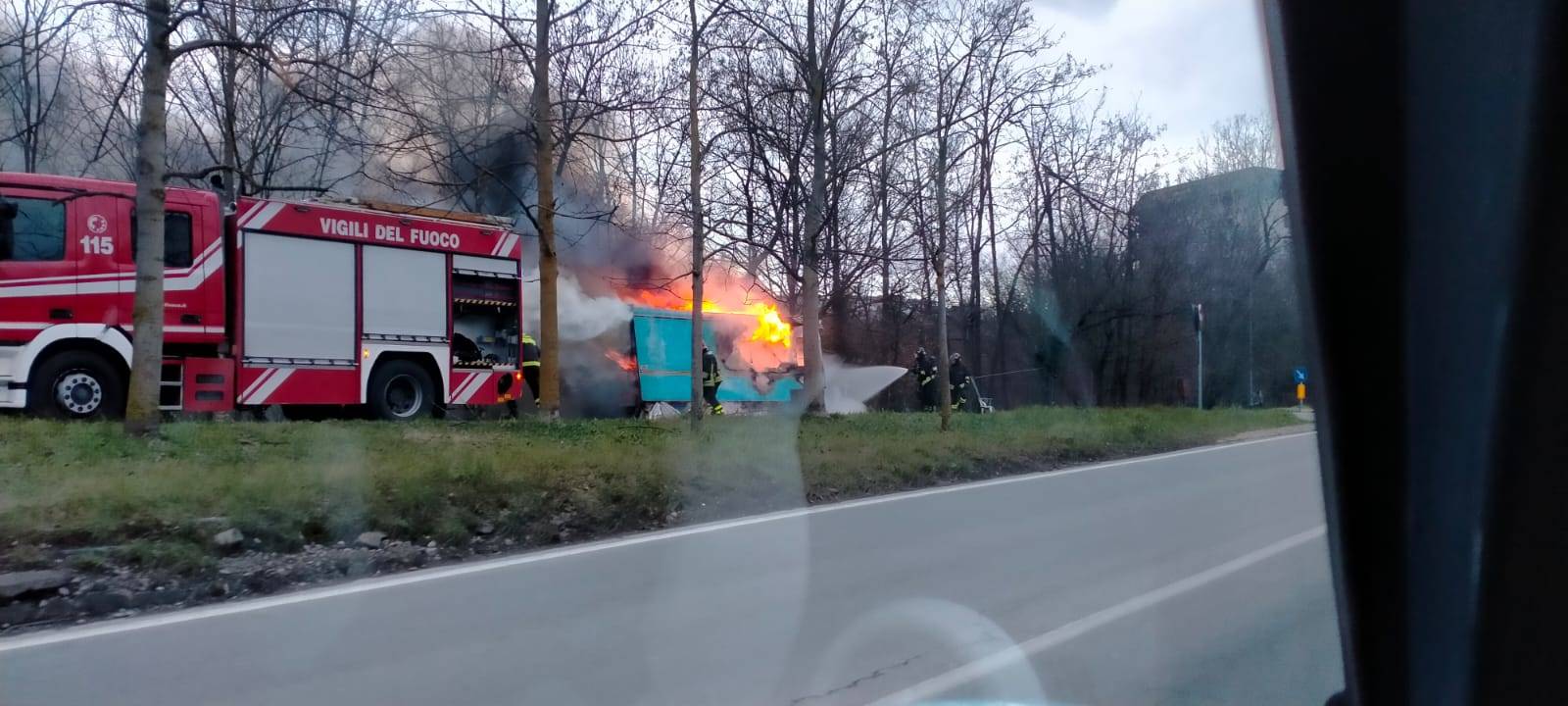 Camioncino in fiamme in viale Belforte a Varese