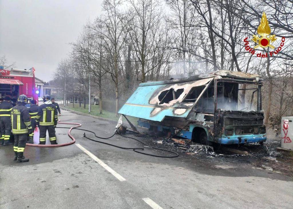 Camioncino in fiamme in viale Belforte a Varese