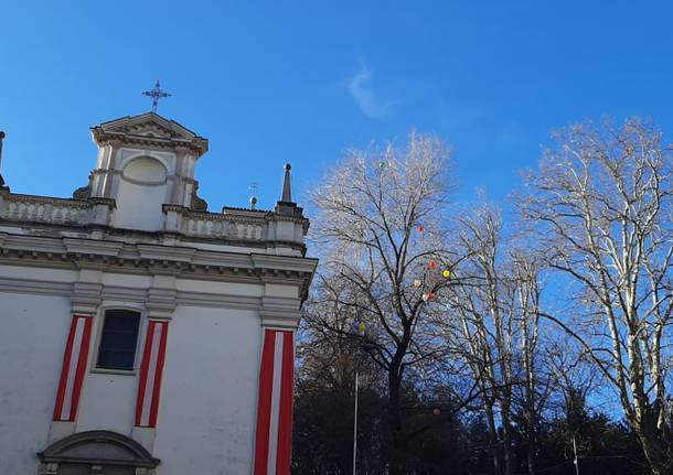 Nel 2023 è proprio necessario festeggiare lanciando palloncini nel cielo?