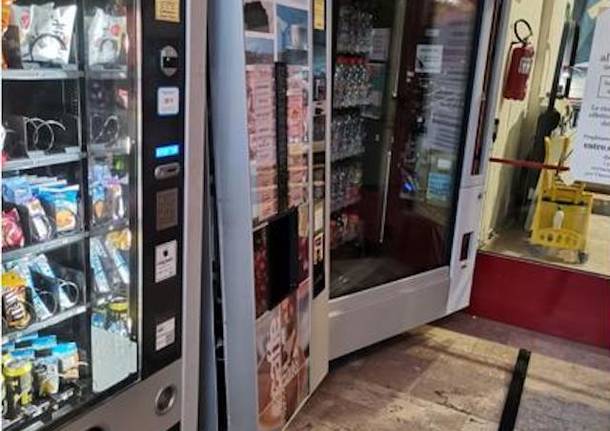 Distributori automatici colpiti nella notte a Varese