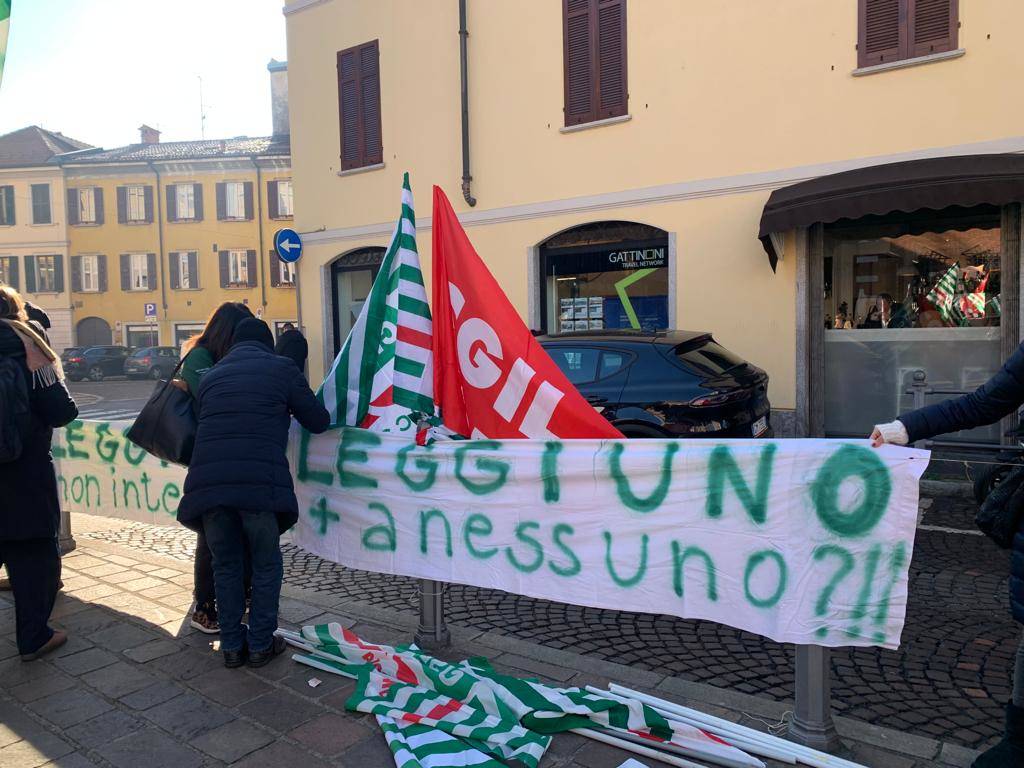 Presidio dei lavoratori della Leggiuno spa in tribunale a Varese