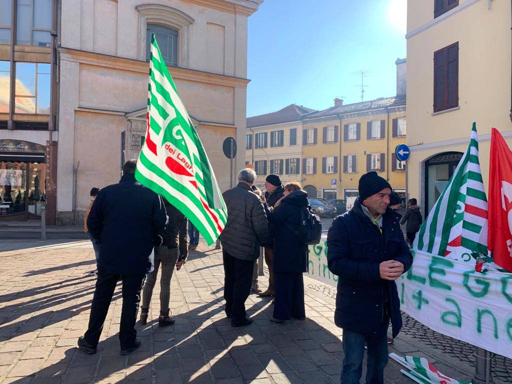 Presidio dei lavoratori della Leggiuno spa in tribunale a Varese