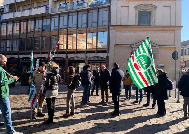 Presidio dei lavoratori della Leggiuno spa in tribunale a Varese