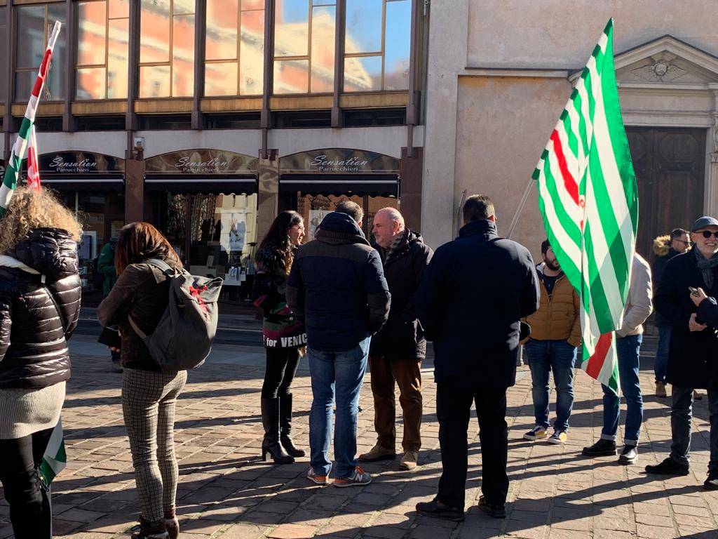 Presidio dei lavoratori della Leggiuno spa in tribunale a Varese