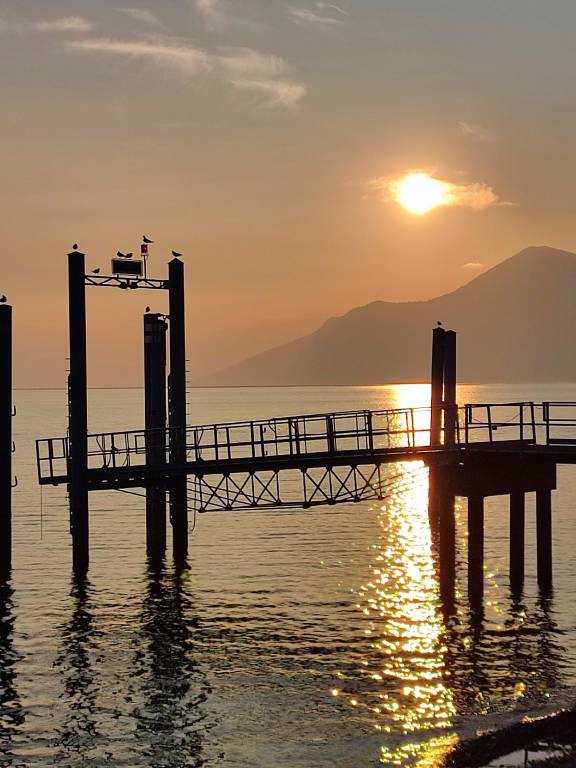 Dall'imbarcadero di Maccagno, i colori di un tramonto sul lago