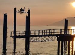 Dall'imbarcadero di Maccagno, i colori di un tramonto sul lago